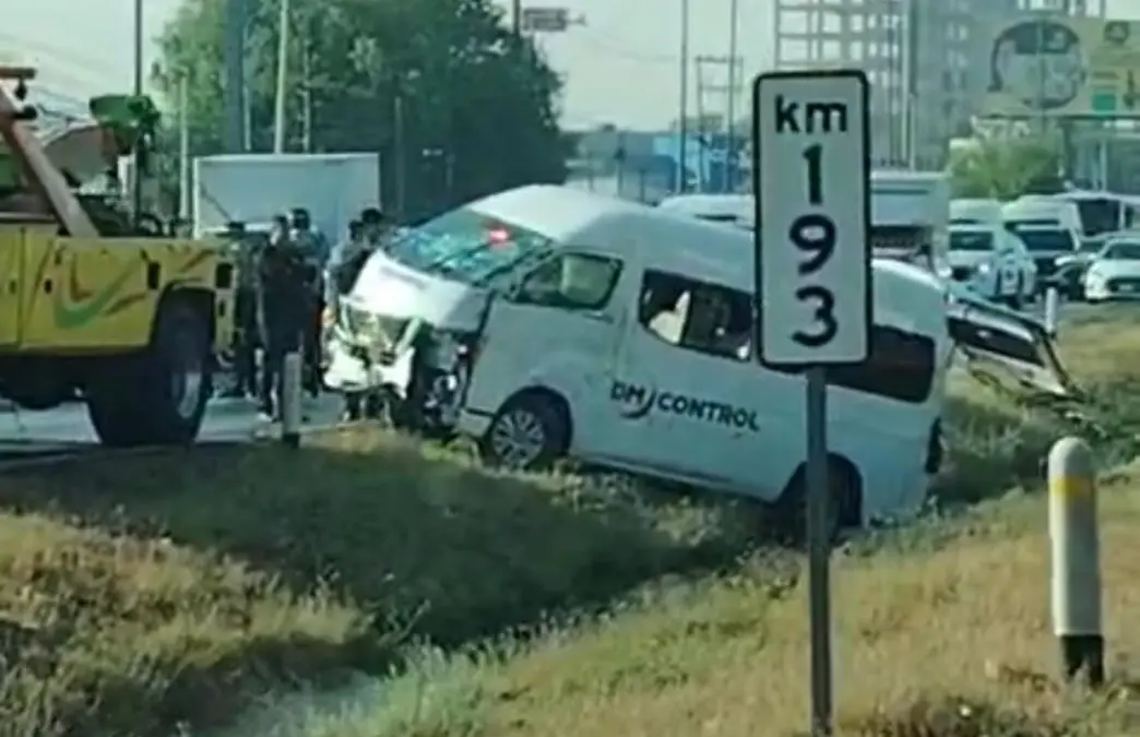 ¡SE SALVAN DE MILAGRO! CAMIONETA DE TRANSPORTE SE VA A LA CUNETA EN LA 57