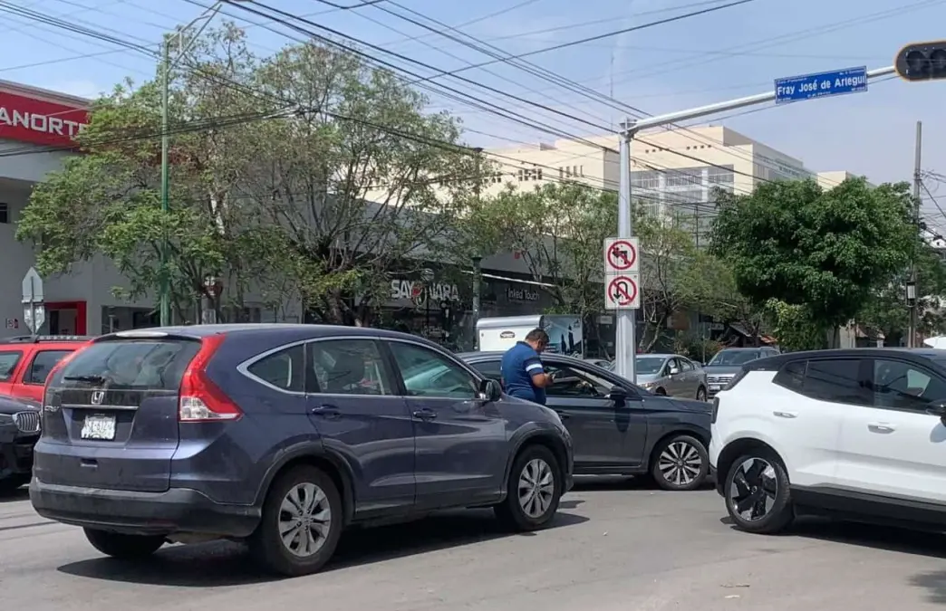 ¡Choque explosivo en plena Carranza! Dos camionetas colapsan el tráfico