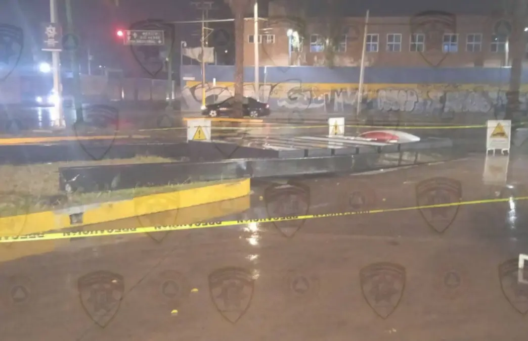 ¡Se vino abajo! Anuncio gigante cae en plena avenida y casi aplasta a todos