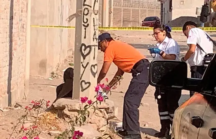 ¡Muerto junto a un poste! Vecinos despiertan con horror en Viveros